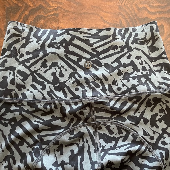 🔥 Lululemon Mesh Panel Cropped Leggings Full-On Luxtreme- 21.5” Inseam- Size 2 - Picture 9 of 9